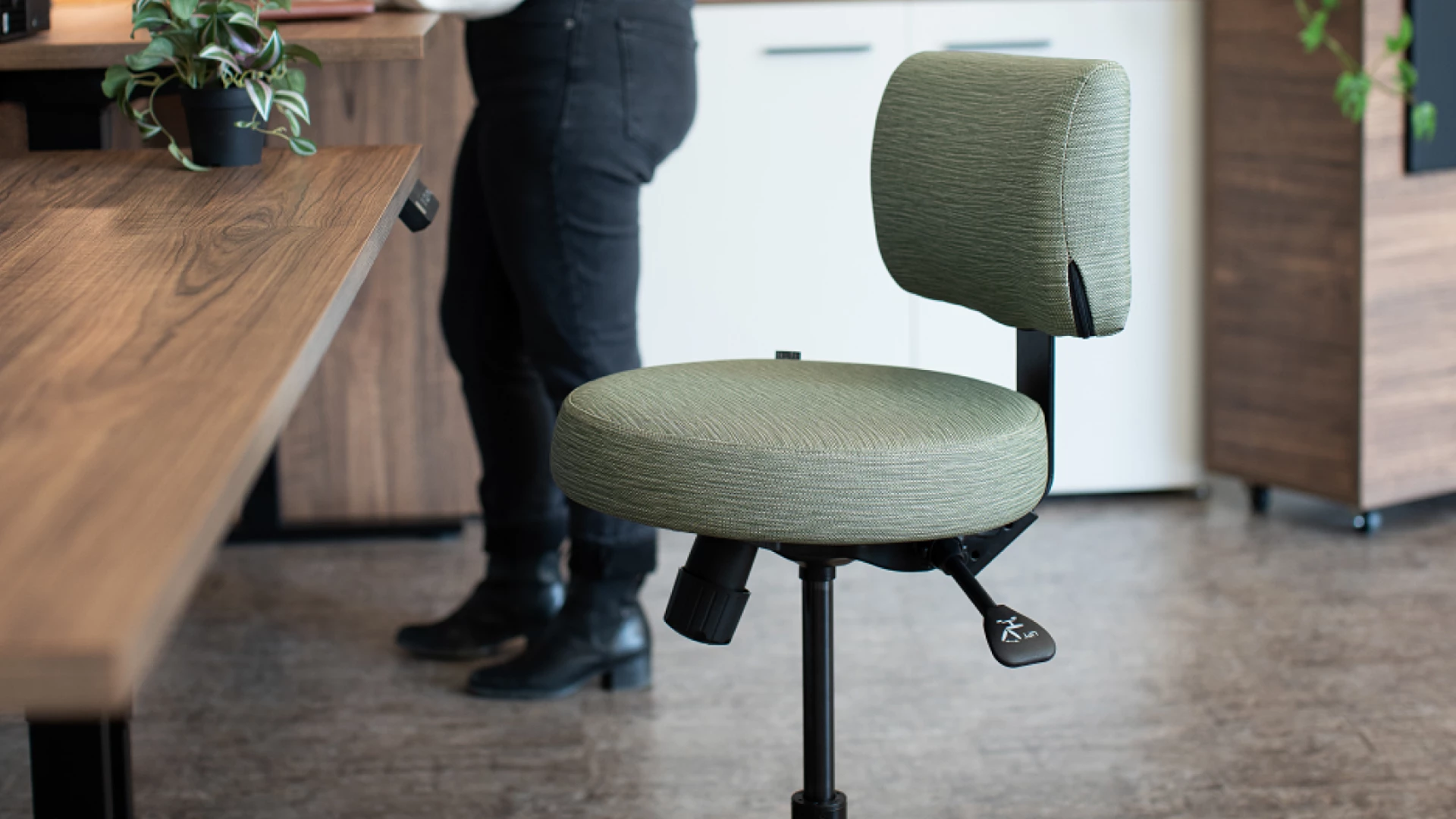 Texto-lab-stool-c002